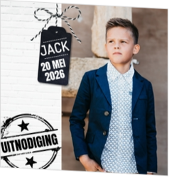 Communiekaarten voor jongens - kaart Stoere uitnodiging met zwart label en witte muur op de achtergrond 157642